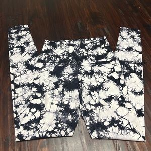 Lululemon Align leggings. Size 6. 31” length. Never worn. Excellent condition